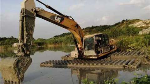 水陸挖掘機(jī)能在多深水面下工作？